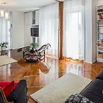 Milana - Cozy With Free Parking Split