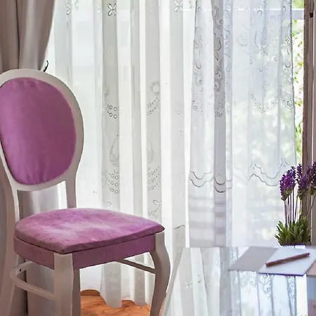 Milana - Cozy With Free Parking *