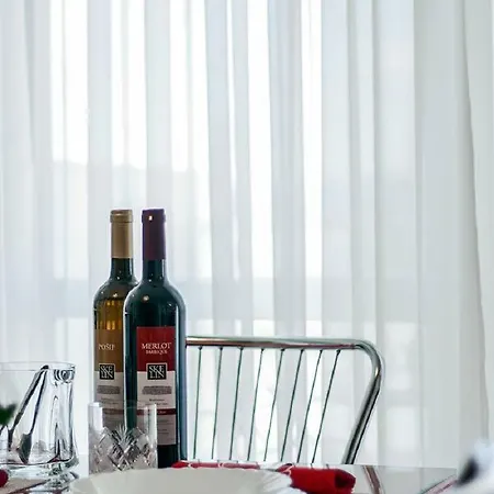 Milana - Cozy With Free Parking Апартаменти *